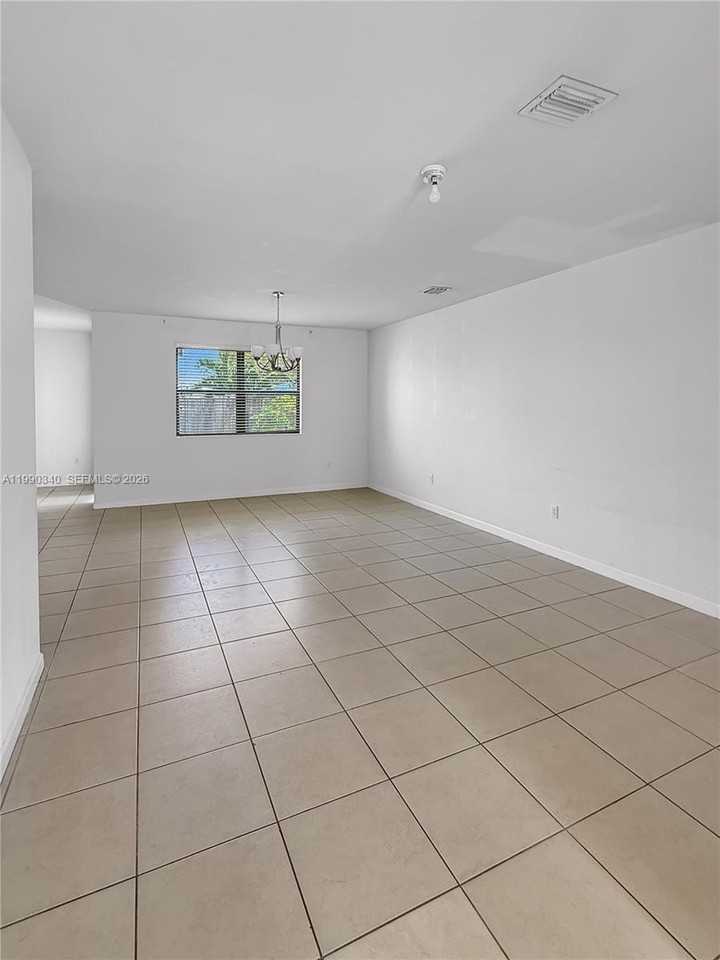 709 Se 35th Ave #709 - Photo 4 of 15