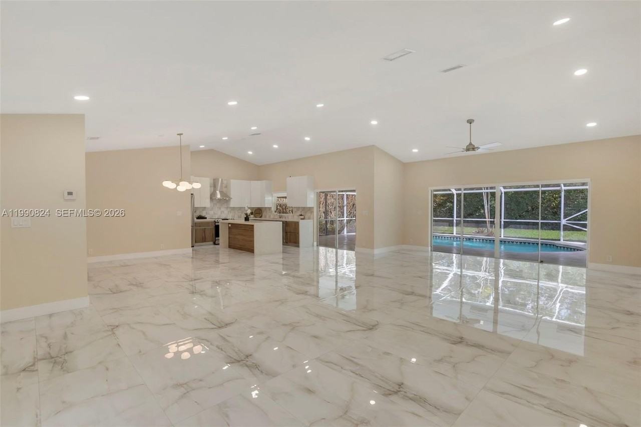 10425 Nw 48th Mnr #1 - Photo 4 of 46