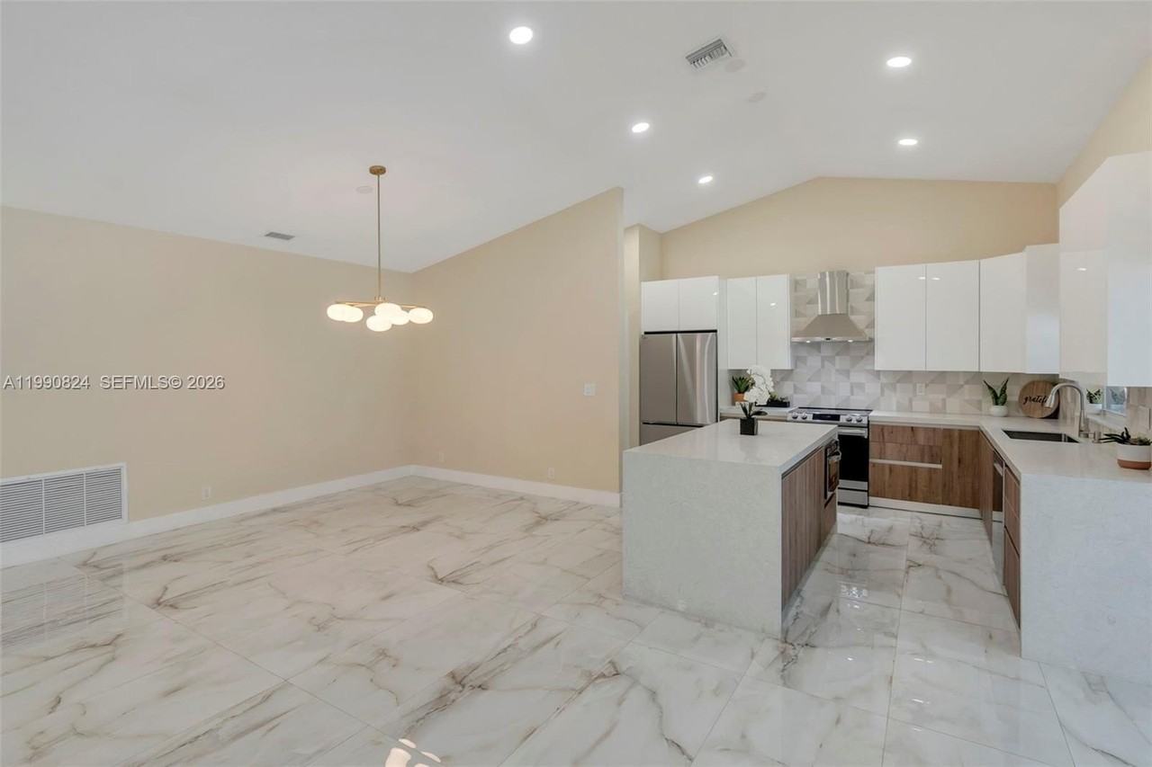 10425 Nw 48th Mnr #1 - Photo 7 of 46