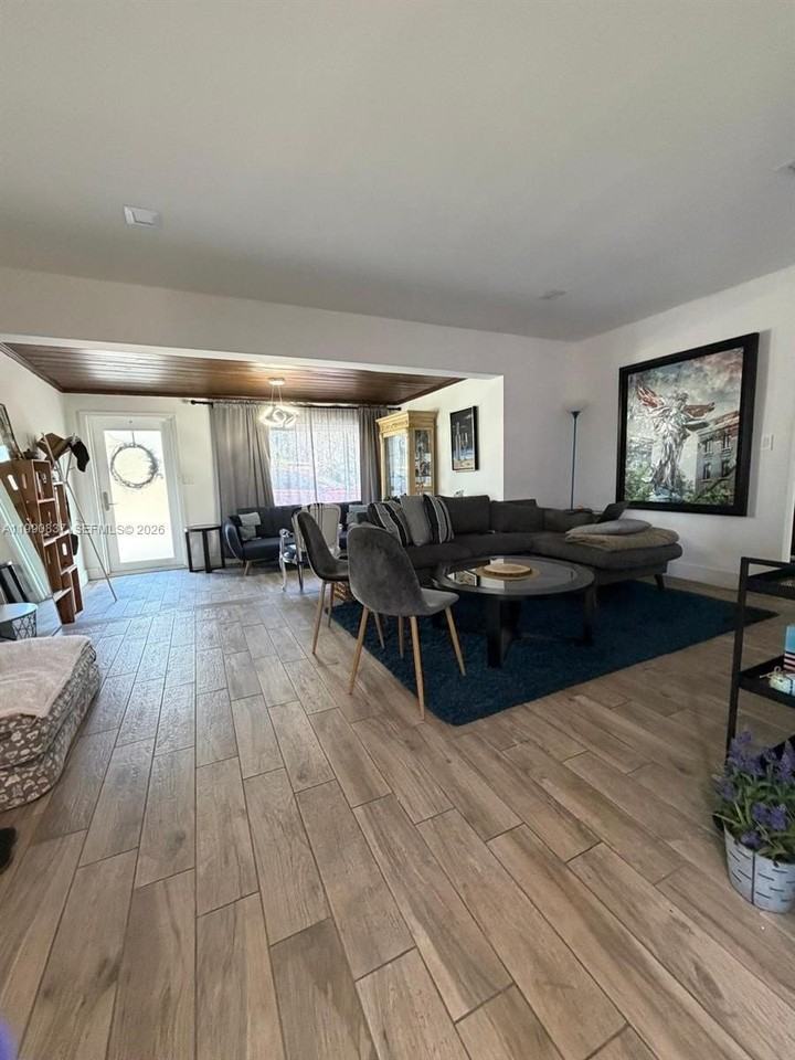 1531 Ne 15th Ave - Photo 3 of 20