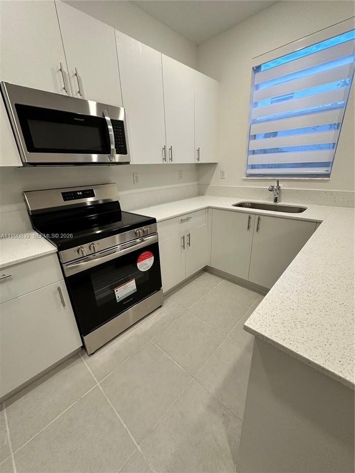 2889 Se 25th Ave #2889 - Photo 2 of 23