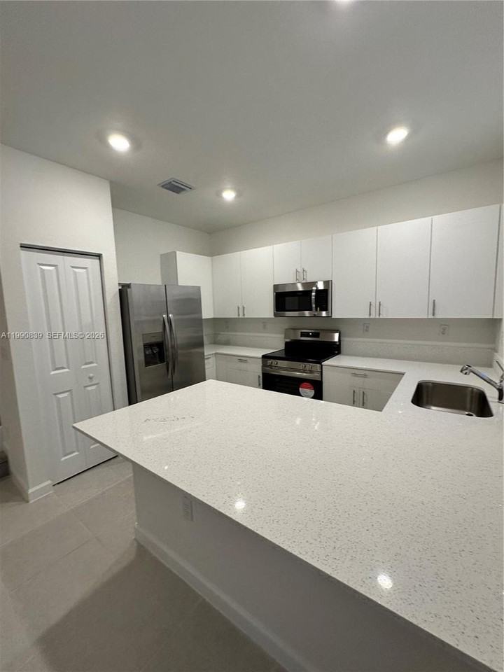 2889 Se 25th Ave #2889 - Photo 4 of 23
