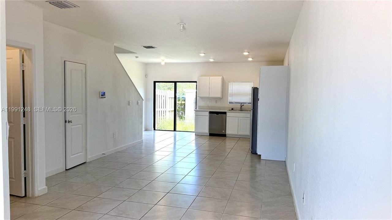 322 Ne 1st Dr #1 - Photo 3 of 13
