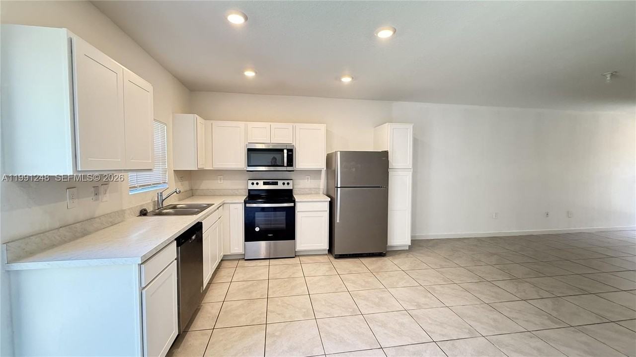 322 Ne 1st Dr #1 - Photo 4 of 13