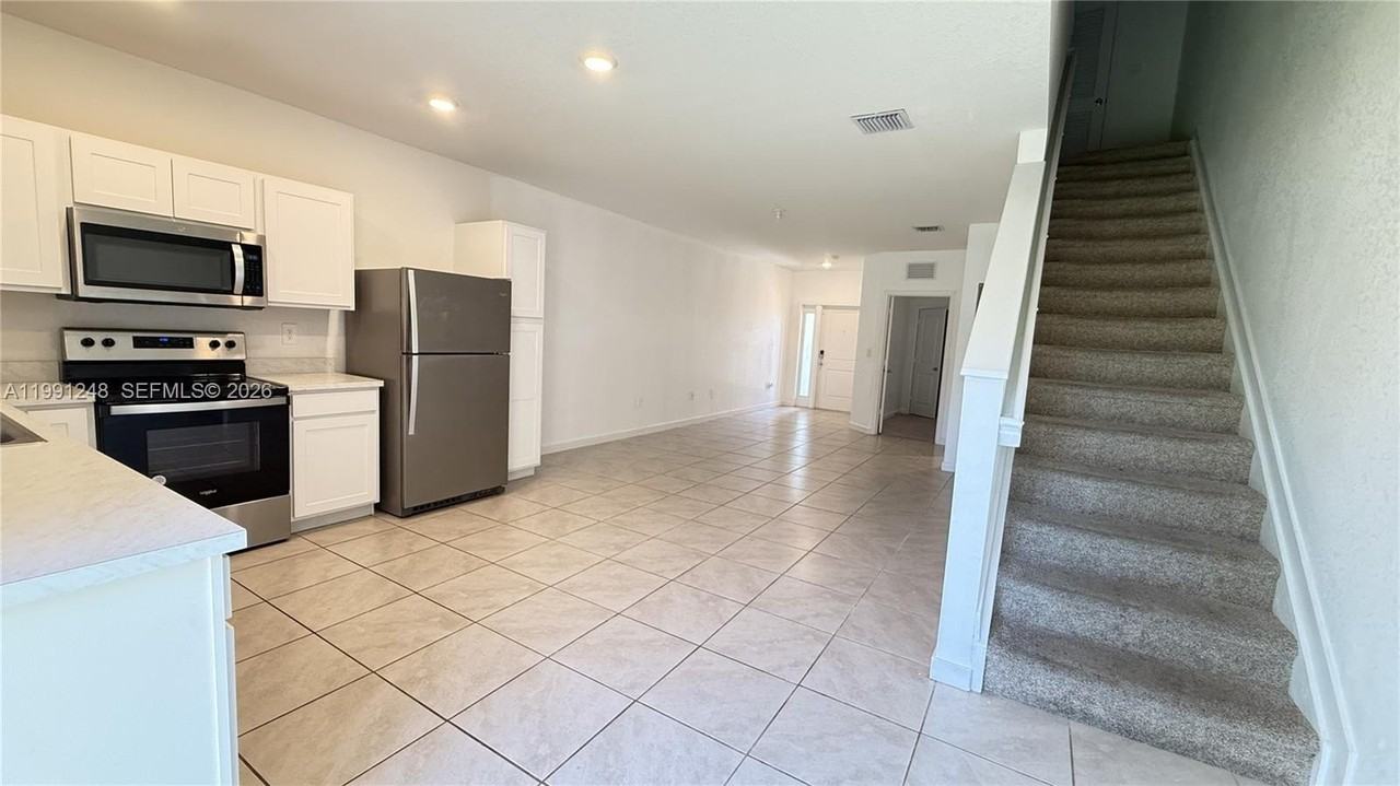 322 Ne 1st Dr #1 - Photo 5 of 13