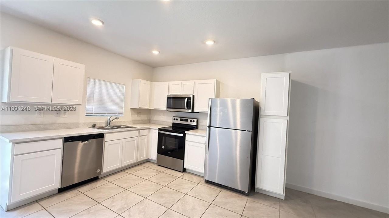 322 Ne 1st Dr #1 - Photo 6 of 13