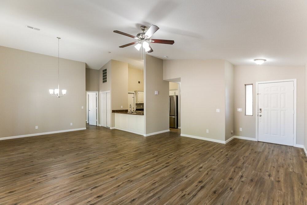 2832 N 90th Ave - Photo 4 of 16