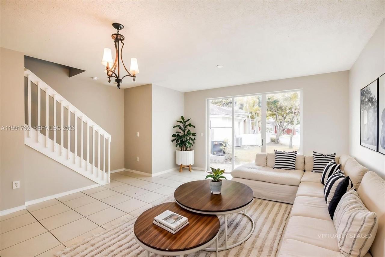 2281 Ne 42nd Cir - Photo 3 of 18