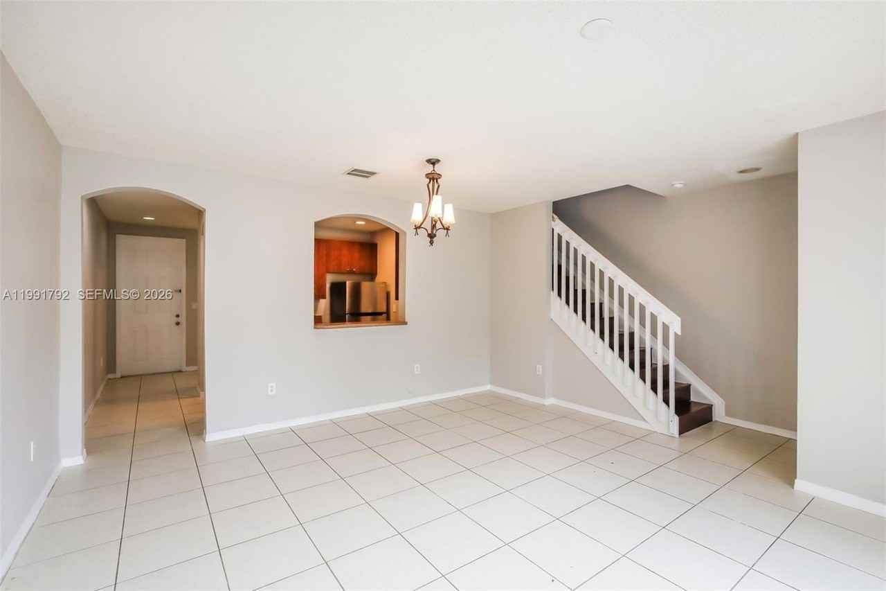 2281 Ne 42nd Cir - Photo 4 of 18