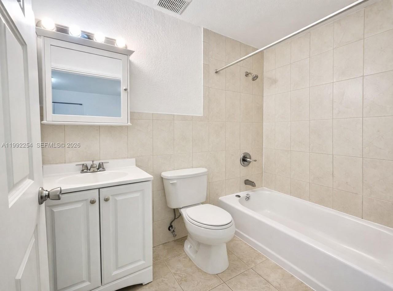 2471 Nw 18th Ter #A - Photo 4 of 9