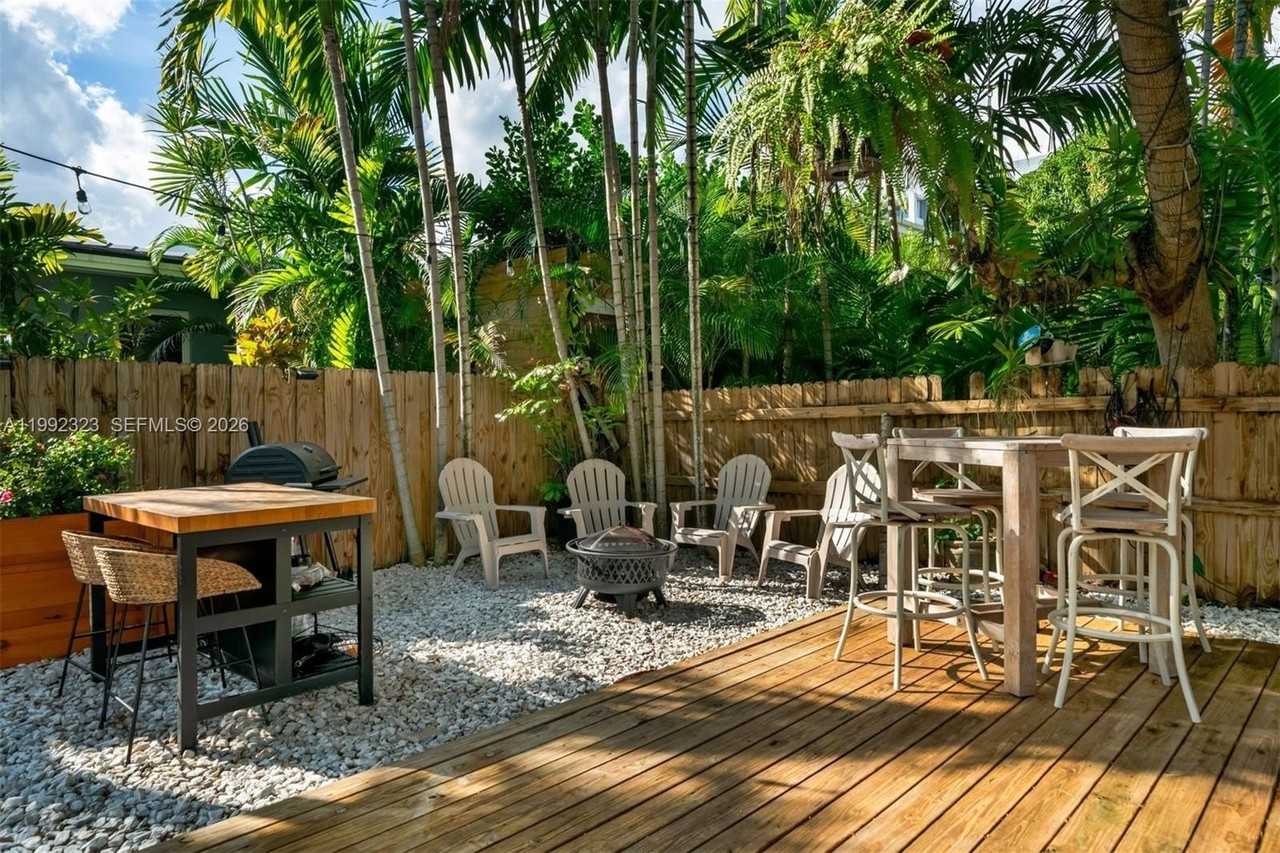 970 Nw 10th Ave - Photo 3 of 34