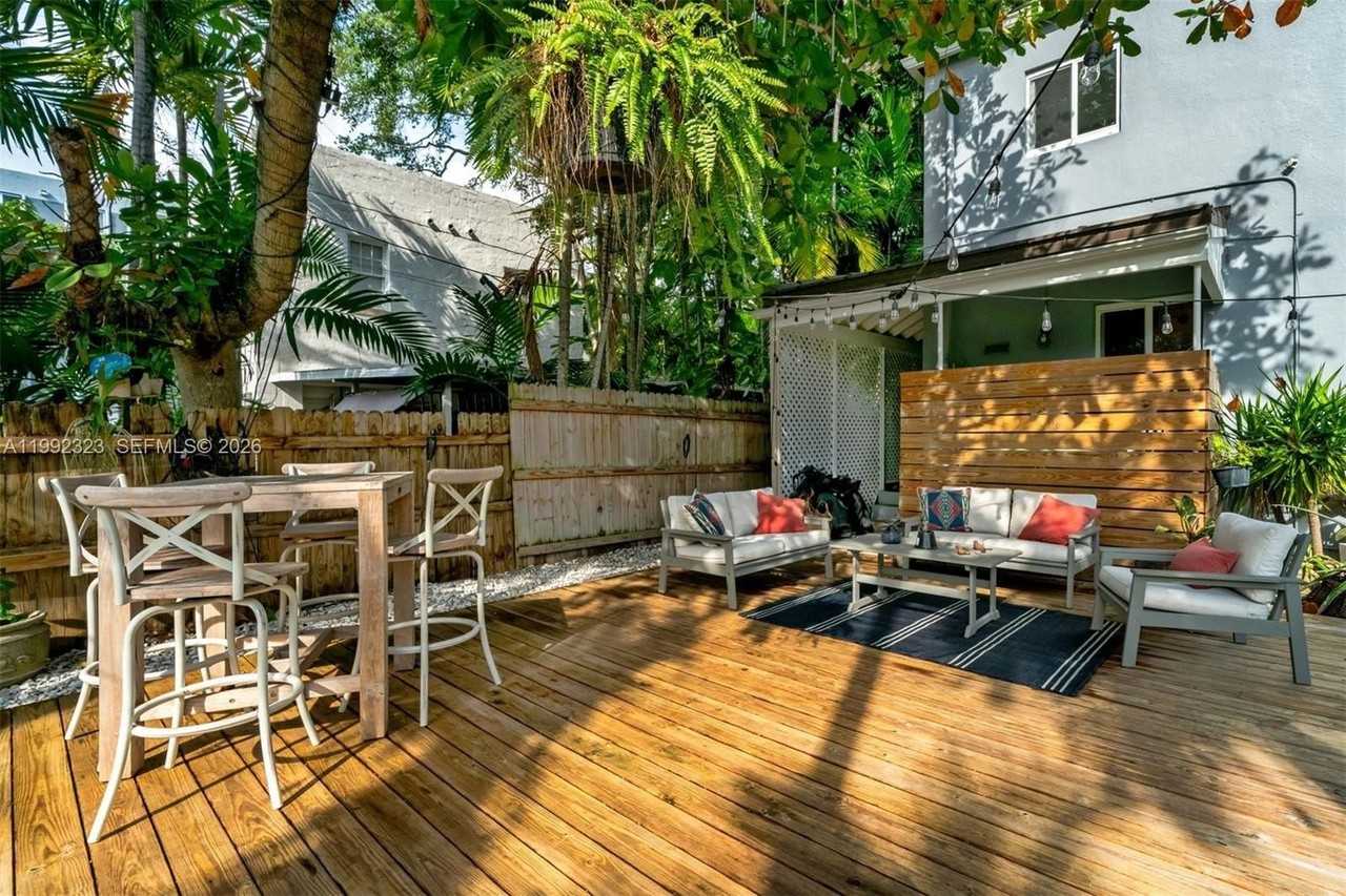 970 Nw 10th Ave - Photo 4 of 34