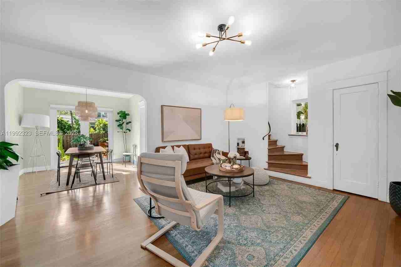 970 Nw 10th Ave - Photo 5 of 34