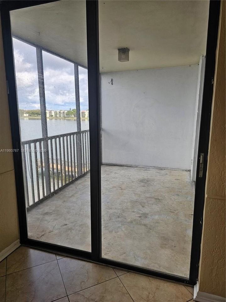 114 Lake Emerald Dr #409 - Photo 4 of 5