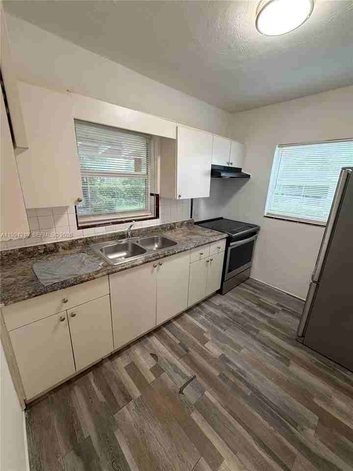 1026 Nw 50th St #1 - Photo 3 of 18
