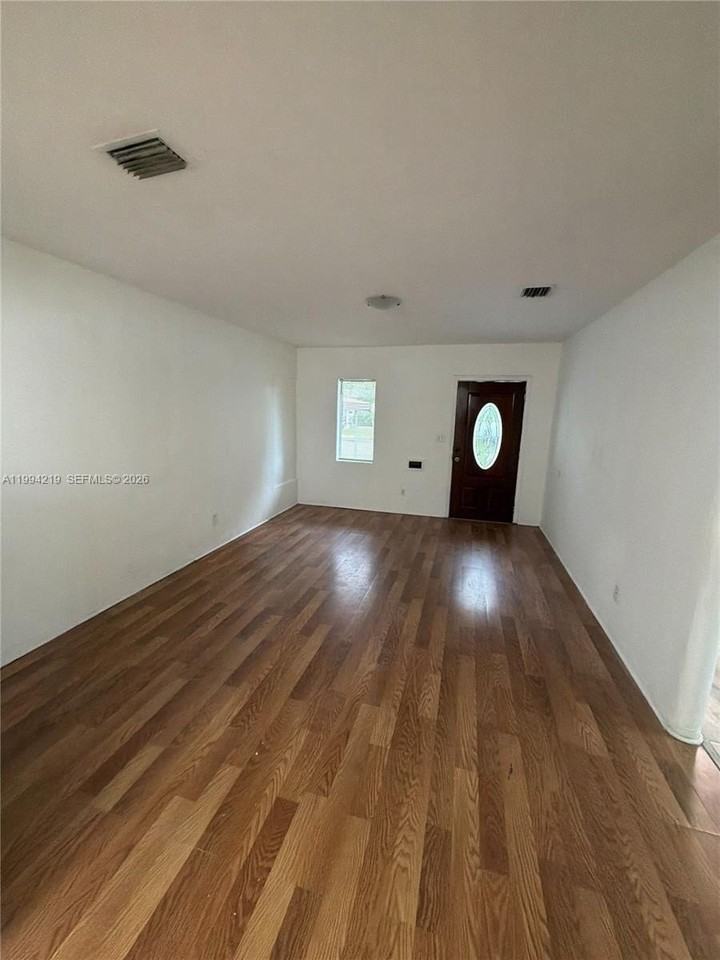 1026 Nw 50th St #1 - Photo 5 of 18