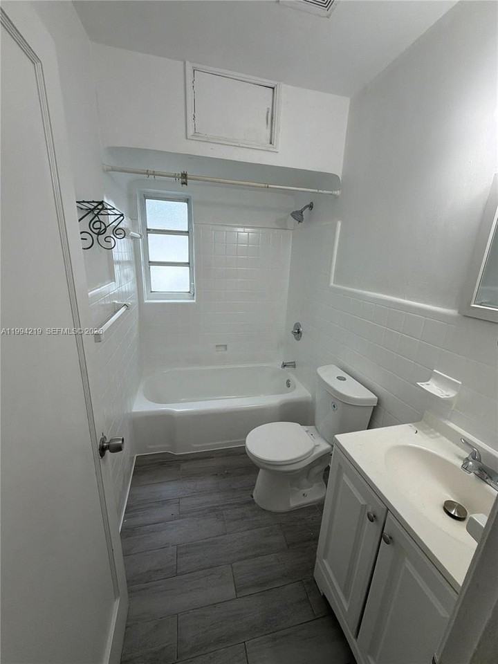 1026 Nw 50th St #1 - Photo 7 of 18