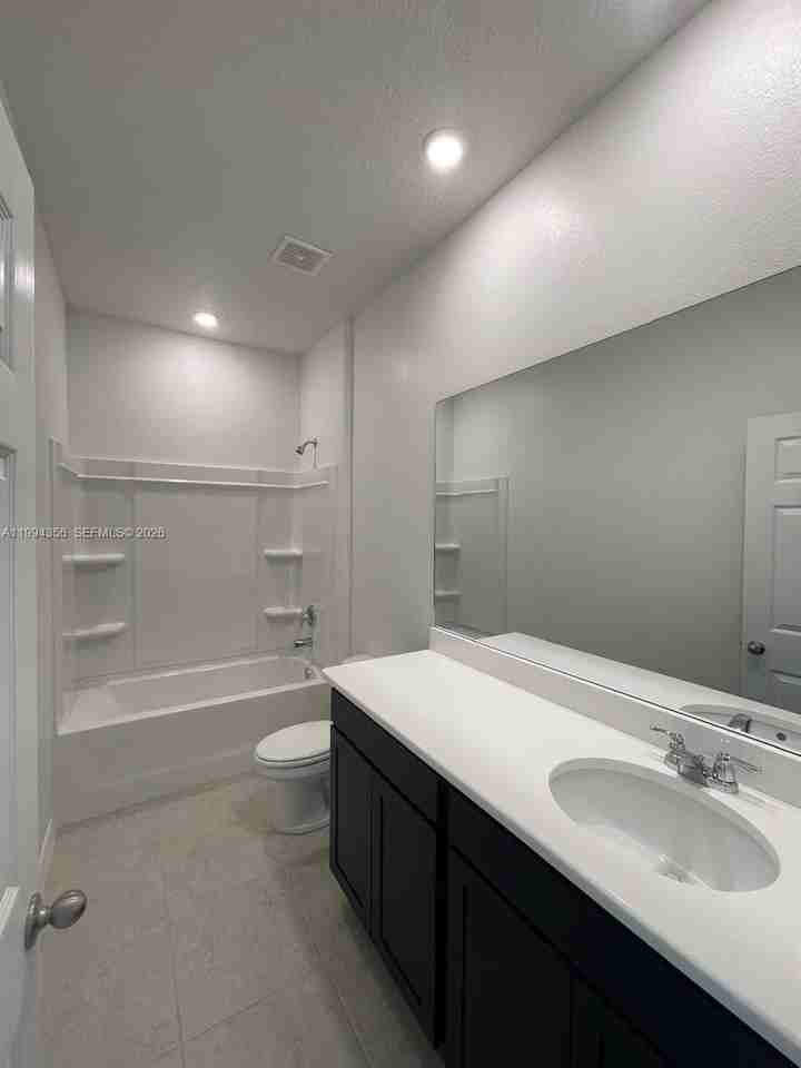 2133 Se Flanders Rd - Photo 2 of 16