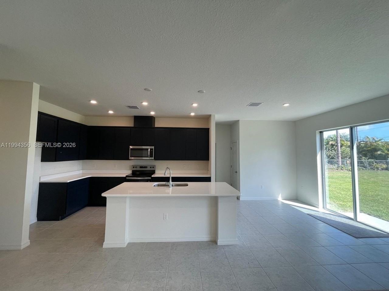 2133 Se Flanders Rd - Photo 5 of 16