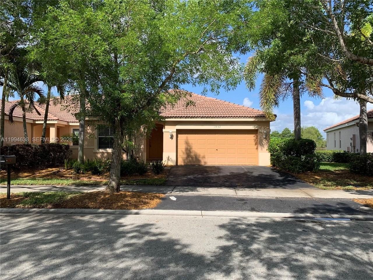 1852 Andromeda Ln - Photo 2 of 20