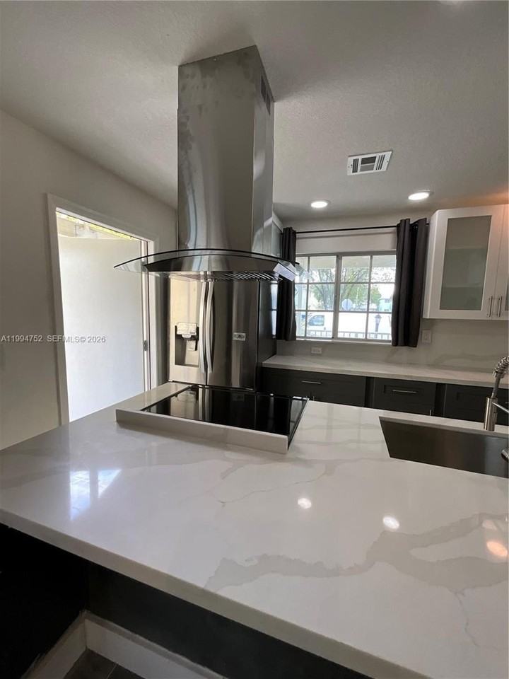 435 Nw 19th Ln #19 - Photo 4 of 15