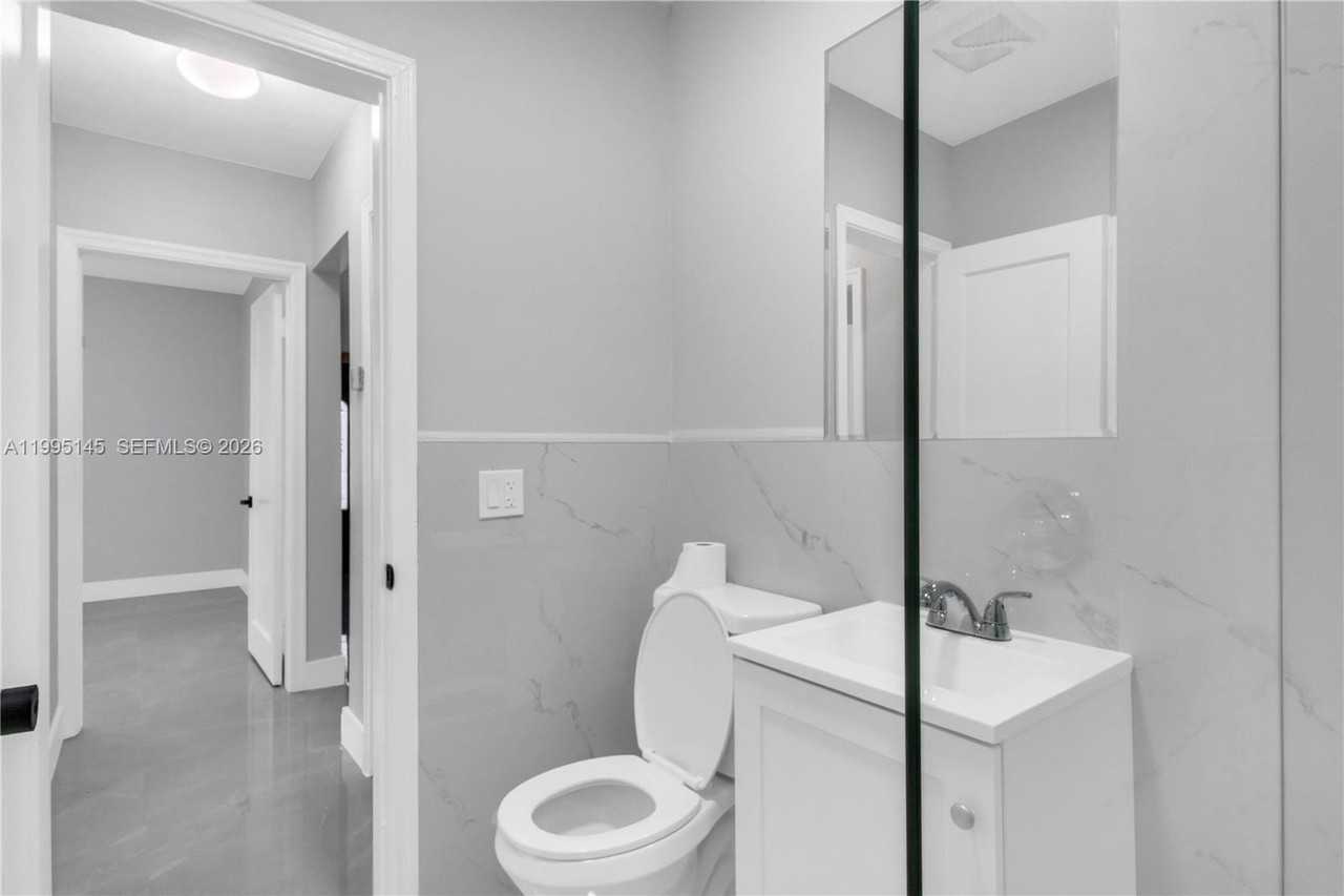 51 Sw 59th Ave - Photo 3 of 27