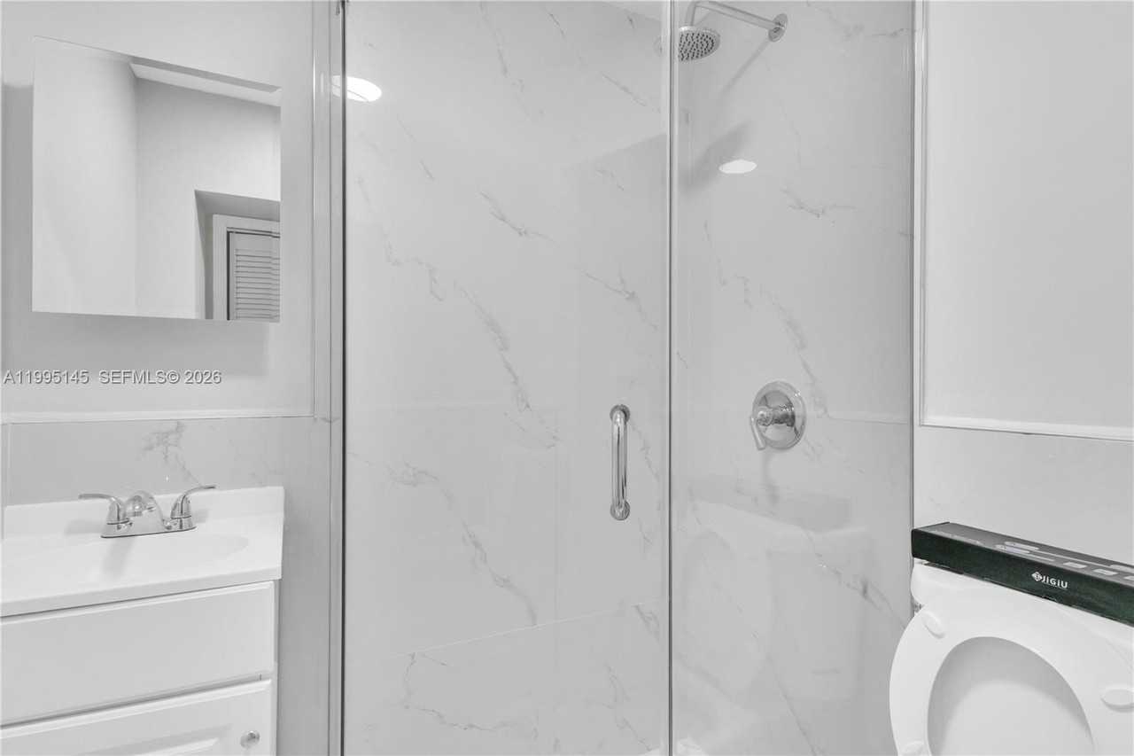 51 Sw 59th Ave - Photo 5 of 27