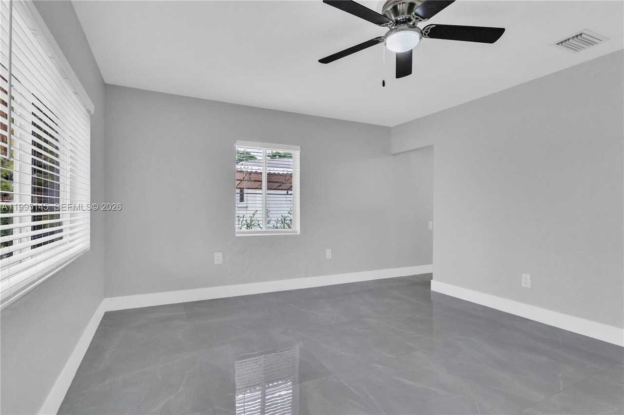 51 Sw 59th Ave - Photo 6 of 27