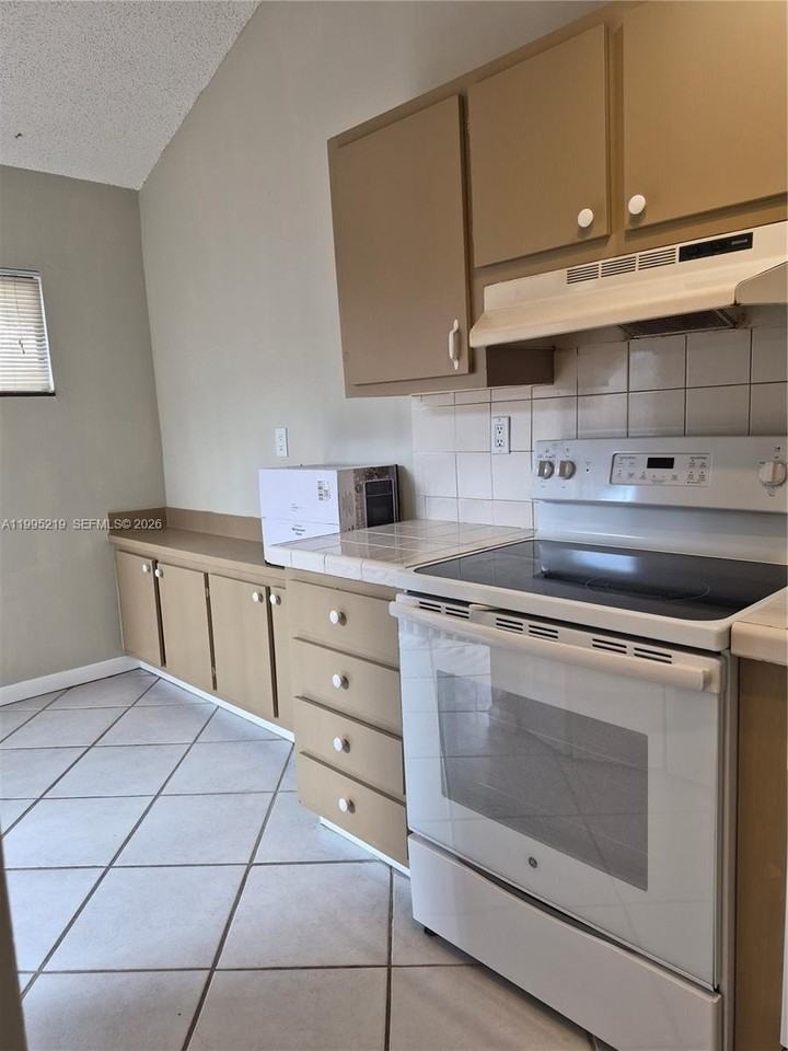 1752 Nw 74th Ave #18 - Photo 6 of 39