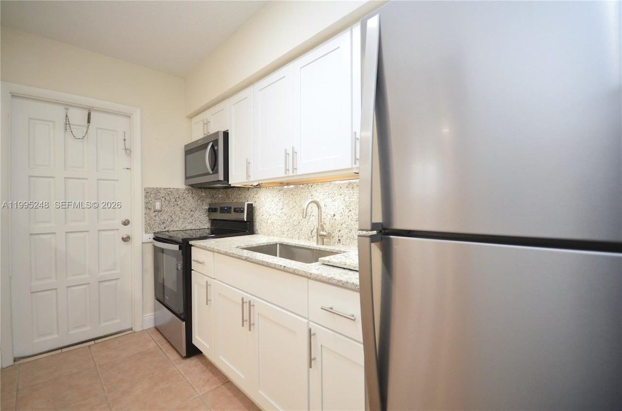 2430 Sw 16th St #2430 - Photo 5 of 18