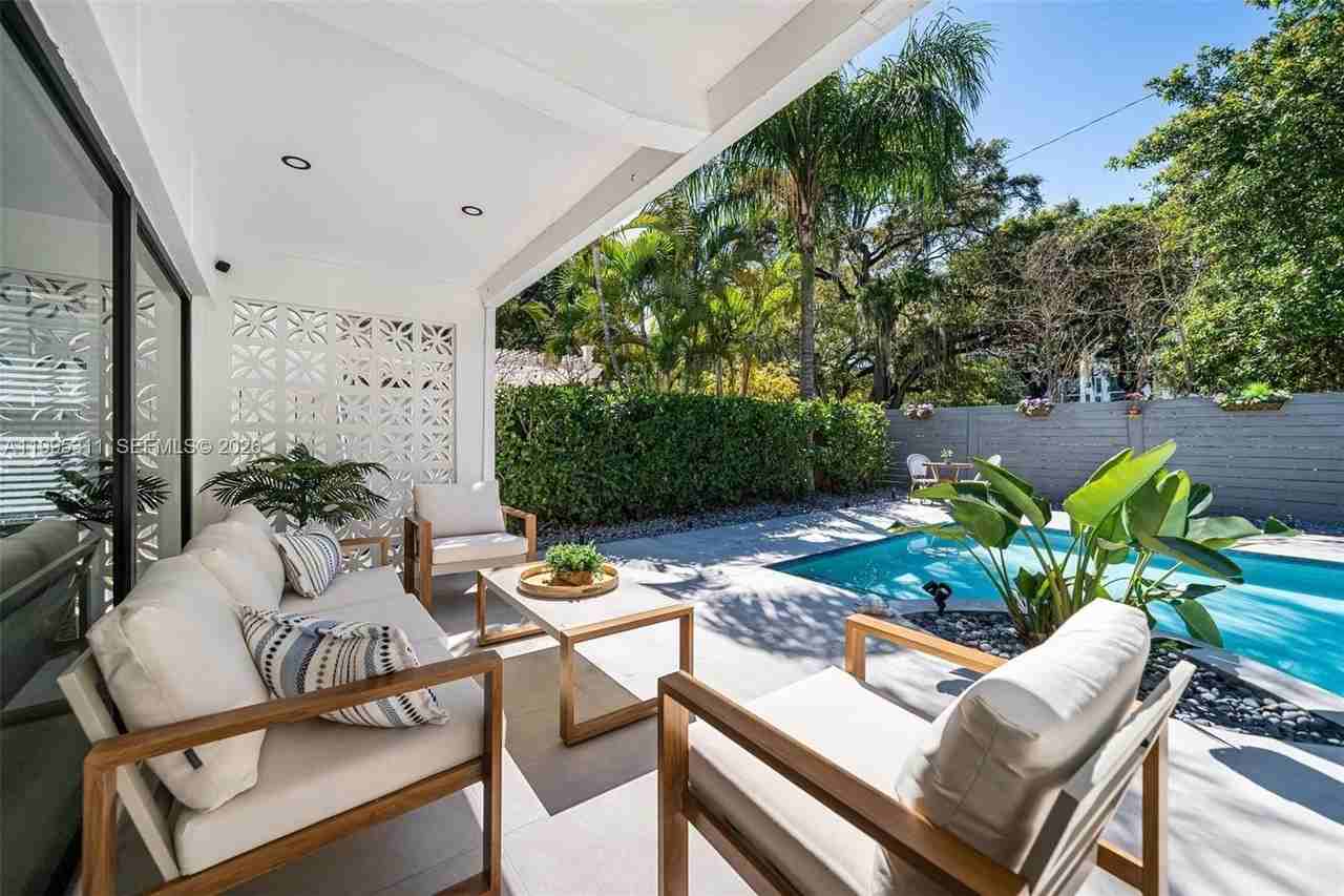 696 Ne 67th St - Photo 4 of 50