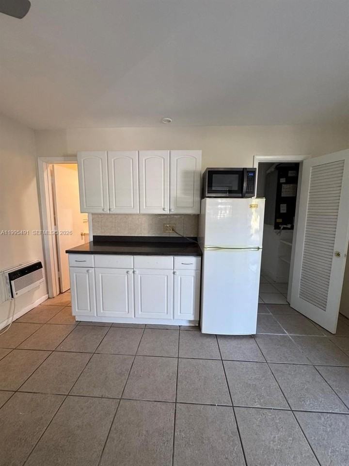 2051 Ne 25th Ave #3 - Photo 2 of 5