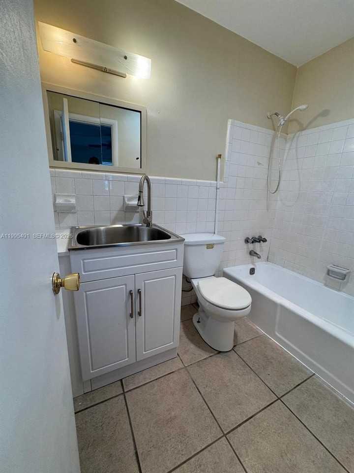 2051 Ne 25th Ave #3 - Photo 4 of 5