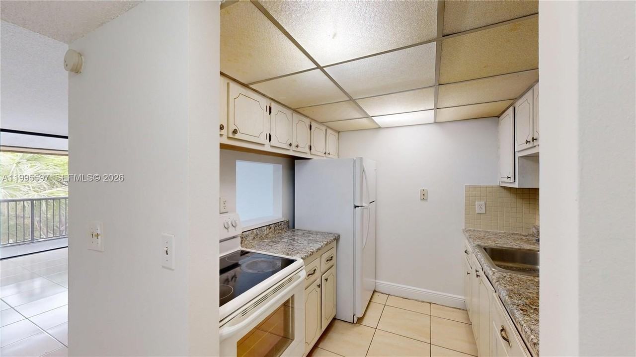 14201 N Kendall Dr #401D - Photo 4 of 15