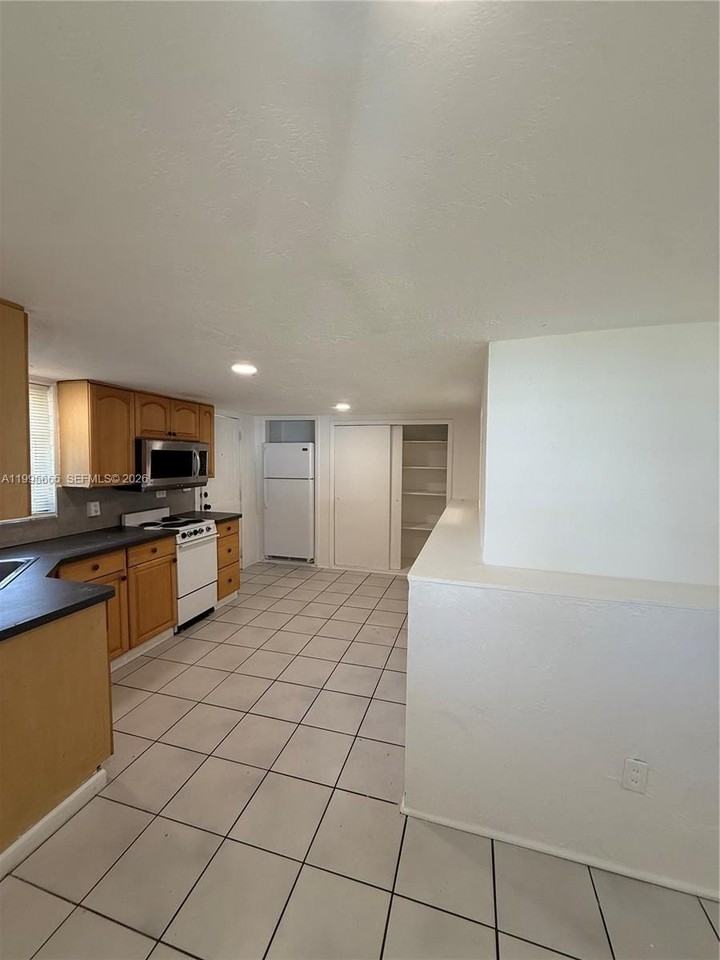 1101 N 58th Ave #1-4 - Photo 3 of 16
