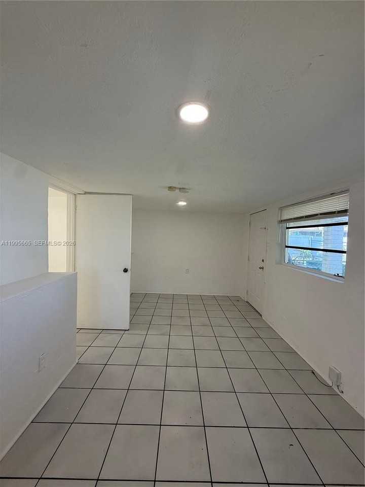 1101 N 58th Ave #1-4 - Photo 5 of 16