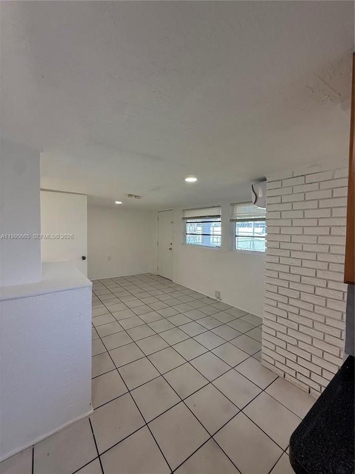 1101 N 58th Ave #1-4 - Photo 6 of 16