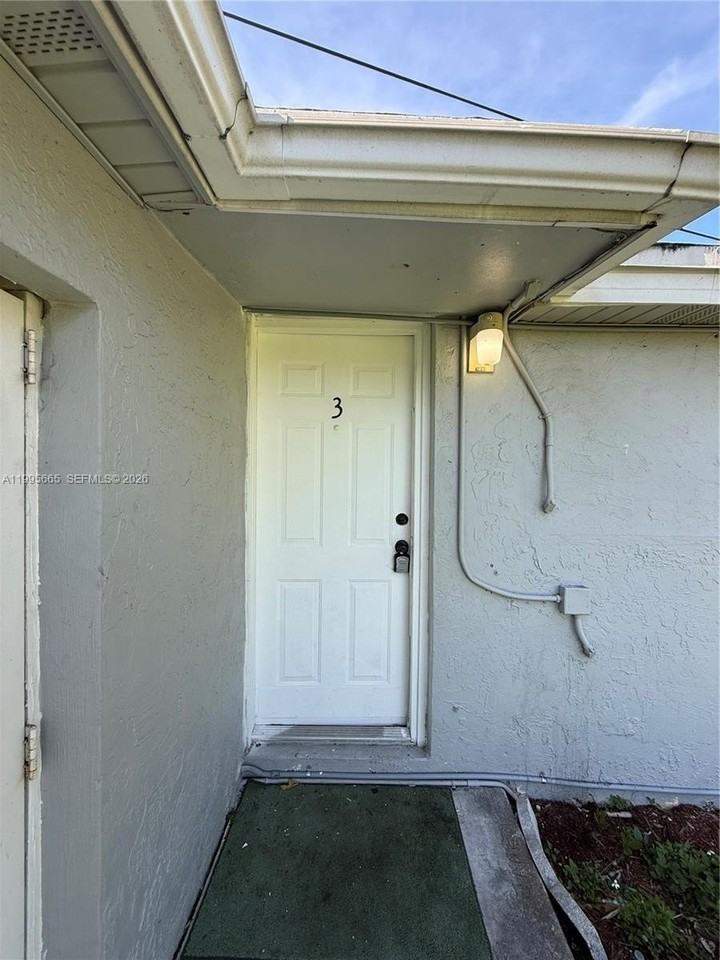 1101 N 58th Ave #1-4 - Photo 7 of 16