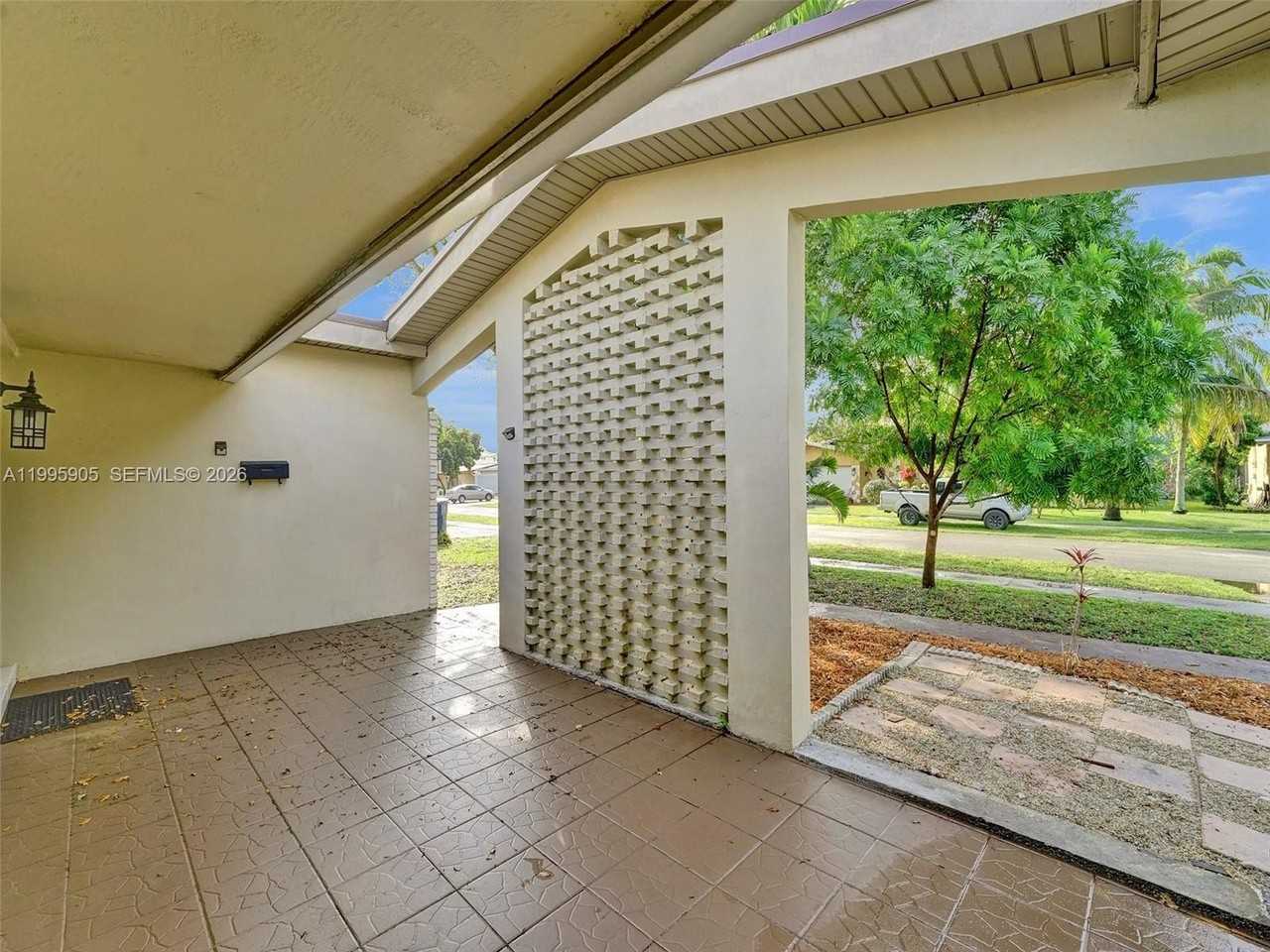 7231 Nw 20th St - Photo 4 of 45