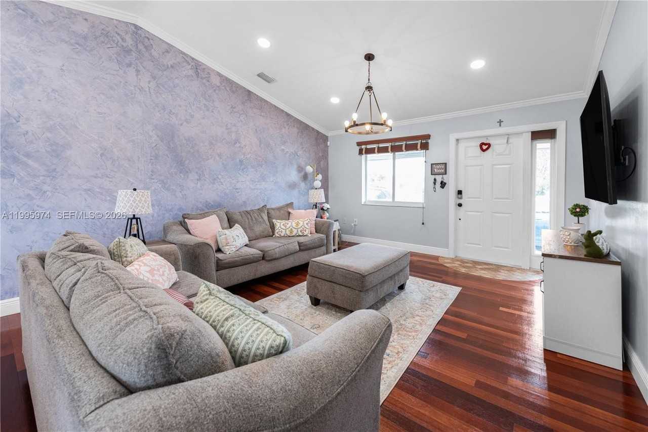 670 Nw 16th St #670 - Photo 4 of 31