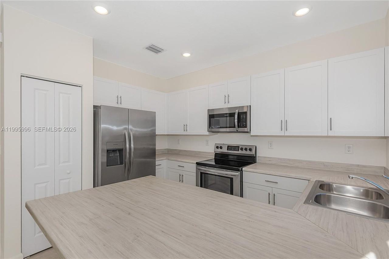 14732 Sw 181st Ter - Photo 4 of 27
