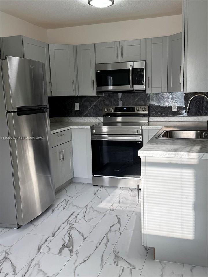 6071 Sw 33rd St #4 - Photo 3 of 20