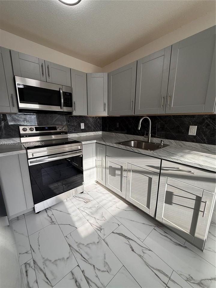 6071 Sw 33rd St #4 - Photo 4 of 20
