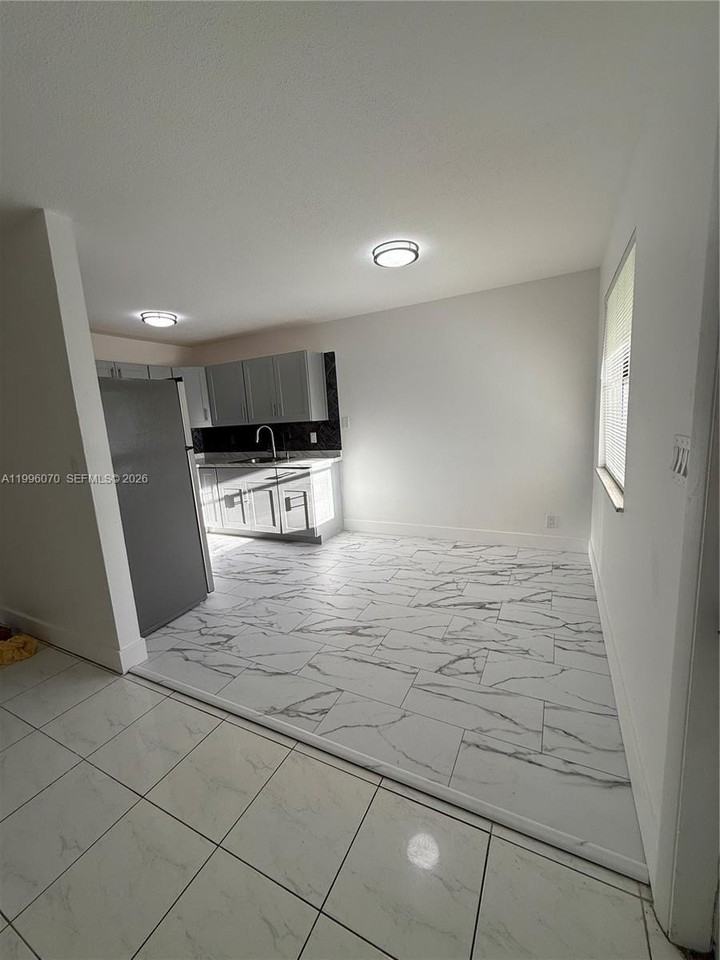 6071 Sw 33rd St #4 - Photo 5 of 20