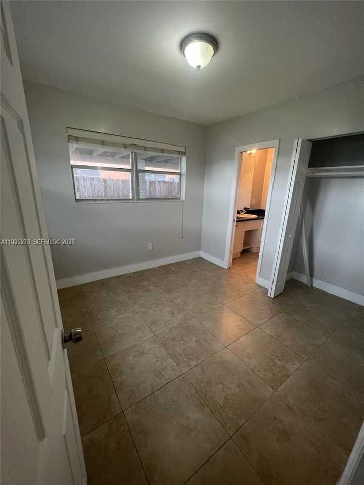 3951 Sw 59th Ave - Photo 5 of 9