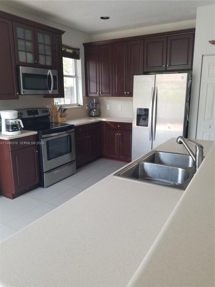 4719 Nw 96th Pl - Photo 3 of 18