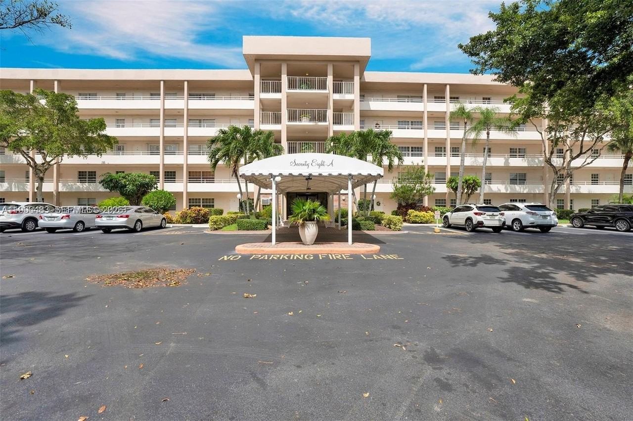 3970 Oaks Clubhouse Dr #302