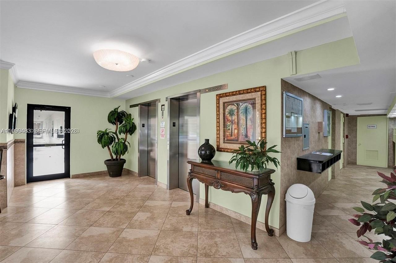 3970 Oaks Clubhouse Dr #302 - Photo 3 of 17