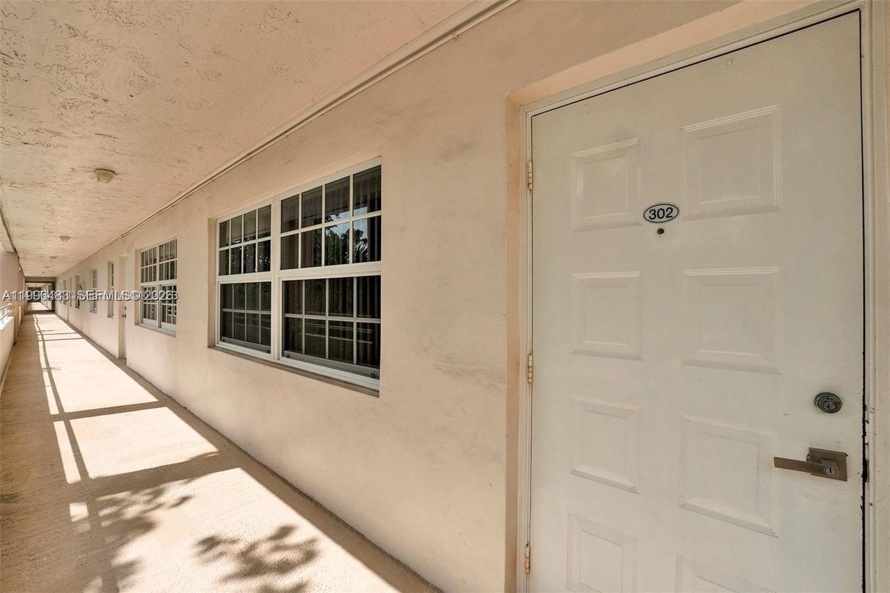 3970 Oaks Clubhouse Dr #302 - Photo 4 of 17