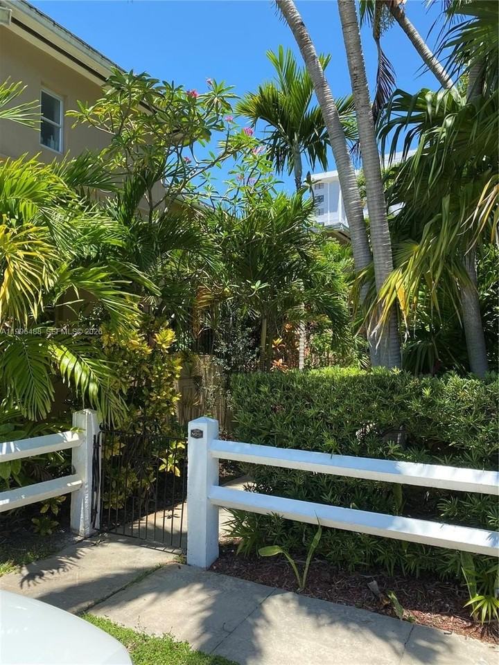 40 Almeria Ave #16 - Photo 4 of 41